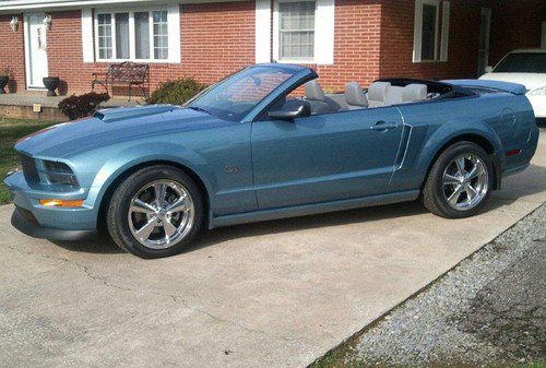 2006 ford mustang gt premium convertible 4.6l -showroom condition-  22,119 miles