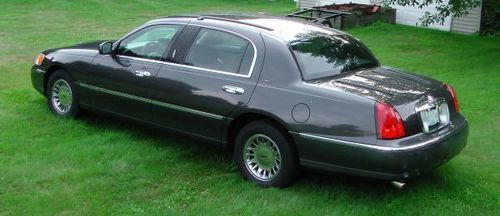2002 lincoln town car cartier l sedan 4-door 4.6l