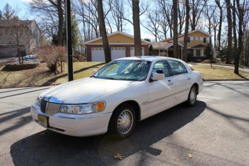 2002 lincoln town car 4dr sdn cartier only 64,000 miles very clean like new