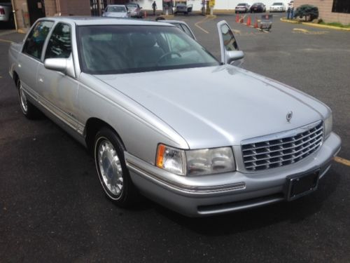 1999 cadillac deville sedan. very clean, drives  great.....no reserve
