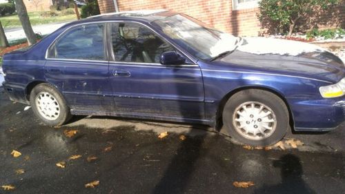 1995 honda accord ex sedan, no reserve, runs great, 85k, some cosmetic damage