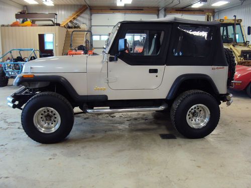 1995 jeep wrangler   rio grand soft top 4x4 v8 automatic with  body lift