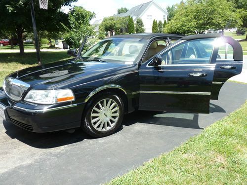 2004 lincoln town car ultimate fully loaded leather 4.6l v8 - pampered by owner