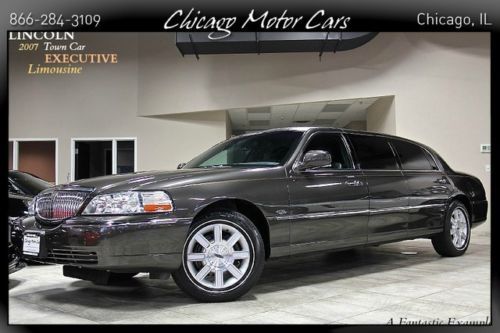 2007 lincoln town car limousine! partition rear tables tv loaded &amp; very clean!