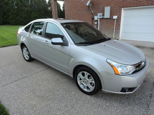 2009 ford focus ses sedan - leather seats - loaded - excellent condition!