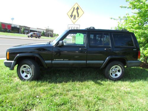 1999 black jeep cherokee sport 4x4 low miles inline 4.0l. 6 cly. strong runner