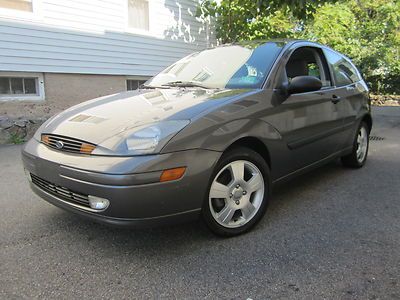 2003 ford focus zx3**very low miles**clean**warranty
