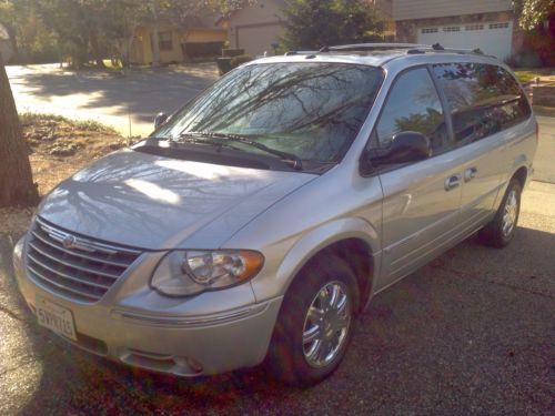 2006 chrysler town &amp; country limited low mileage one owner