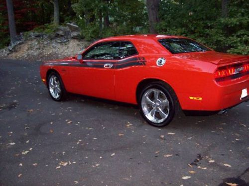 2010 dodge challenger rt 6 speed manual with only 3200 miles