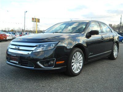 We finance! hybrid leather roof nav blis 1owner non smoker carfax certified!