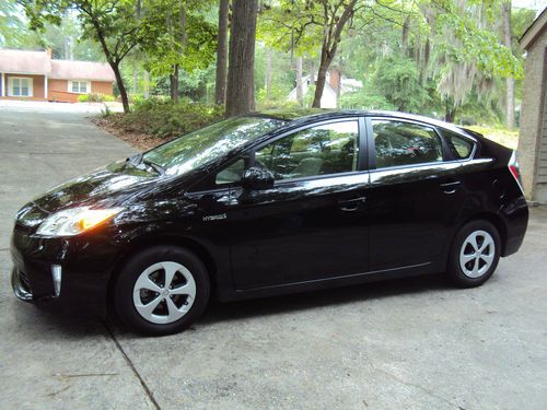 2013 toyota prius... must sell!