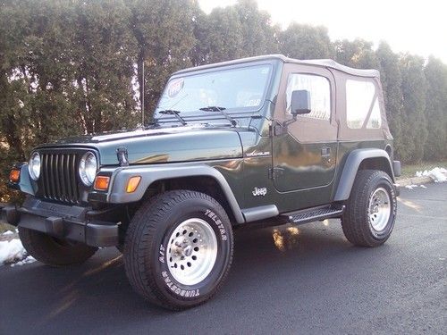 1998 jeep wrangler se 5 speed , alloy wheels, extra clean, must see and drive