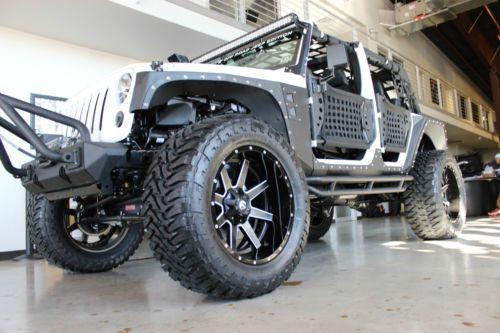 Kevlar coated body! 4&#034; lift! 38&#034; tires! 22&#034; wheels! leather! winch! 4 cameras!