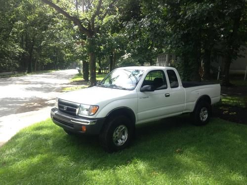 2000 toyota tacoma dlx extended cab pickup 2-door 2.7l