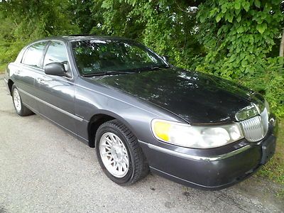 1999 lincoln towncar signatureseries w/powermnroof airconditioning 4.6liter 8cyl