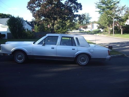 1985 lincoln continental town car 4-door 5.0l cartier edition