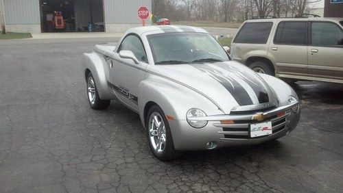 2004 chevrolet ssr convertible 2-door 5.3l with many extras