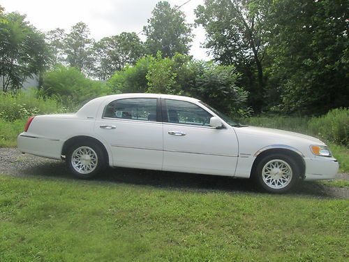 1998 lincoln town car signature--only 89k miles--wow!