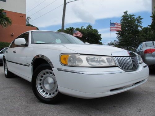 Lincoln town car executive series v8 leather wood trim low miles clean carfax