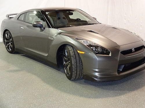 2009 nissan gt-r premium coupe 2-door 3.8l - super low mileage!!! priced to sell