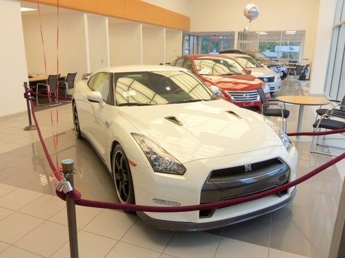 2014 nissan gtr pearl white black edition new authorized gt-r dealer delivery