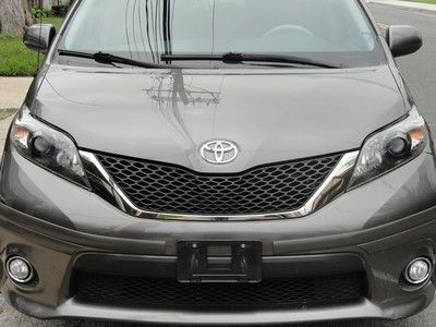 2011 toyota sienna. lo.miles.moon.dual sliders.3rd.leather. just perf. no res.!!
