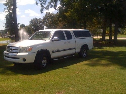 2006 white toyota tundra truck  with v-6 engine and camper top