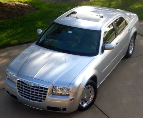 2005 chrysler 300 limited, only 62k miles, 2nd owner!! clean carfax