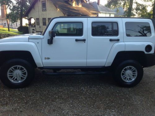 2009 hummer h3 white w/ remaining warranty only 46,900 miles nav/gps excellent