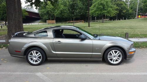 2005 ford mustang gt low mileage clean!