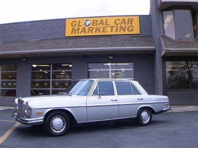1972 mercedes benz 280se 4.5, this car runs great and is in stunning condition!