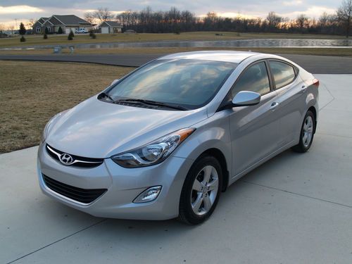 2012 hyundai elantra gls with preferred package, like new no reserve!!