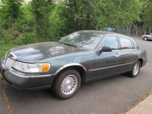 1999 lincoln town car 4 door runs great automatic starter new battery must see