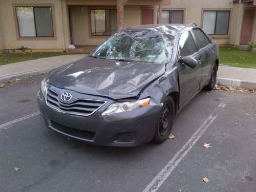 Toyota camry 2011 le 59k minor damage clean title clean carfax record
