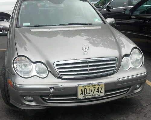 Mercedes benz c280 4wd,  sedan  72,000 miles  year  2006 silver