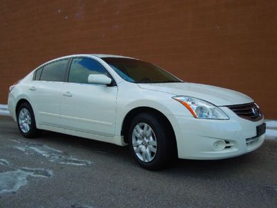 2012 nissan, altima 2.5s, pearl white paint, 6,700 miles! gray cloth, 34 mpg,