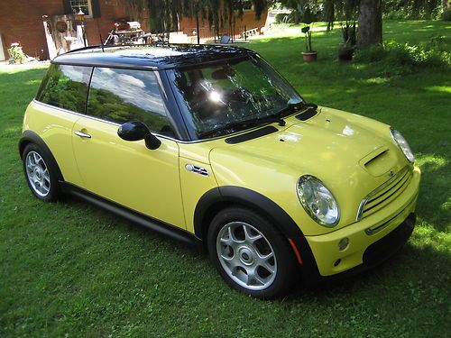 Mini cooper s one owner great color  extreamley clean