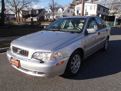 Low miles!! 2004 volvo s40. automatic, leather, wheels, roof. *we finance*