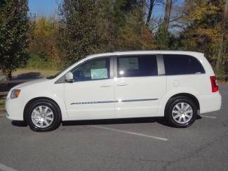 2013 chrysler town &amp; country leather tv
