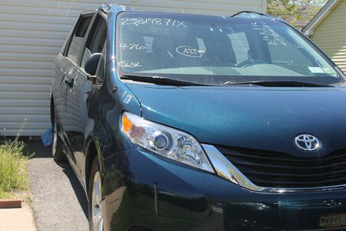 2011 toyota sienna le mini passenger van 5-door 2.7l