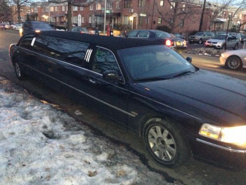 2004 lincoln limousine , very good condition