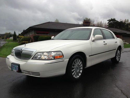 **mint** one owner  2003 lincoln towncar signature series only 41,928 orig miles