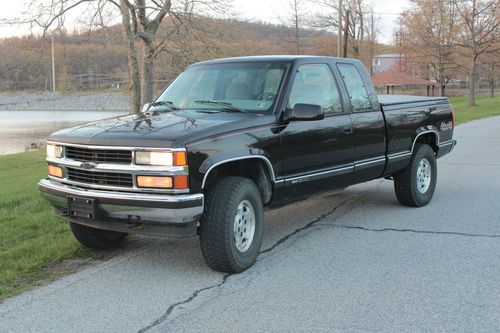 1996 gmc sierra 4x4 extended cab, seats 6 has tonneu cover and chevy grille