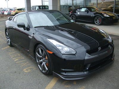 2009 gtr premium black on black w/ car cover- only 6k miles- 1 owner - like new