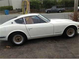 1973 datsun 240 z  color white. 2 door coup red interior